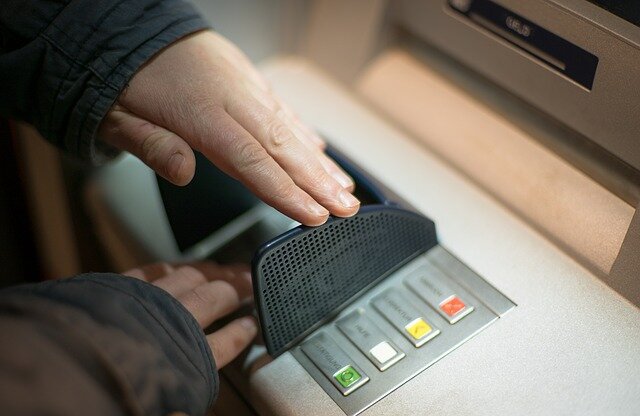 Как правильно пользоваться банкоматом: 6 привычек, которые сэкономят вам миллионы