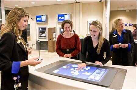 клиенты Royal Bank of Canada собирают пазл на планшете Microsoft Surface