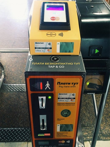 Киевляне начали расплачиваться в метро с помощью смартфонов с NFC